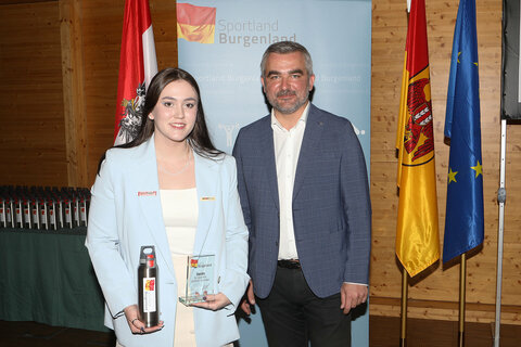 Sportlandesrat Heinrich Dorner gratulierte Lena Grabwoski von der Schwimmunion Neusiedl am See (1. Plätze ÖSTM 200 Meter Rücken - 50 Meter und 25 Meter Bahn sowie 1. Platz ÖSTM 100 Meter RÜcken - 25 Meter Bahn).