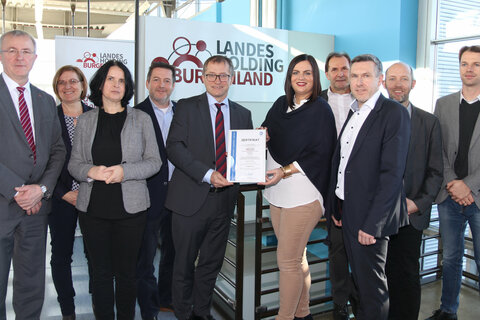 DI Peter Traupmann, Geschäftsführer der Österreichischen Energieagentur, DI Christian Rezner, Lead-Auditor von TÜV Süd, Landesholding-Geschäftsführer Mag. Hans Peter Rucker und Landesrätin Maga Astrid Eisenkopf sowie das für das EMS verantwortlic