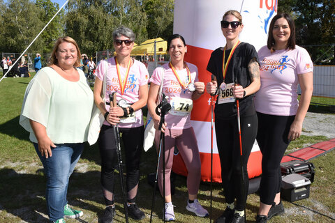 LH-Stv.in Mag.a Astrid Eisenkopf mit Steinbrunns Bürgermeisterin Isabella Radatz-Grauszer, BEd MSc, und den drei Bestplatzierten des Nordic-Walking-Bewerbes, der Erstplatzierten Julia Klein, der Zweitplatzierten Elisabeth Hauer und der Drittplatzierten Sonja Fruhmann.