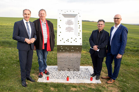 Landesrat Dr. Leonhard Schneemann, Geschäftsführer Horst Horvath (Roma Volkshochschule Burgenland), Vorsitzender des Volksgruppenbeirats der Roma und Obmann des Vereins Roma-Service, Emmerich Gärtner-Horvath und Bürgermeister Jürgen Zimara (v.l.) bei der neuen Gedenkstätte am Friedhof in Loipersdorf.