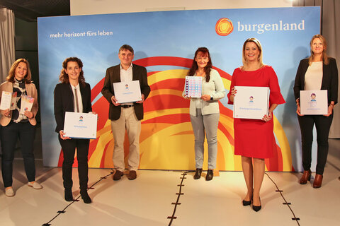 Sylvia Gradinger-Drawitsch (Autismus Burgenland, Sonder- und Heilpädagogin), Carina Müllner-Fang (Präsidentin Autismus Burgenland), Mag. Walter Paulhart (Generalsekretär Rettet das Kind Österreich), Romedia Mayer (Rettet das Kind Burgenland, Sonderkindergartenpädagogin), Bildungslandesrätin Daniela Winkler und Petra Ott (Entwicklerin der „Schlauen Box“).
