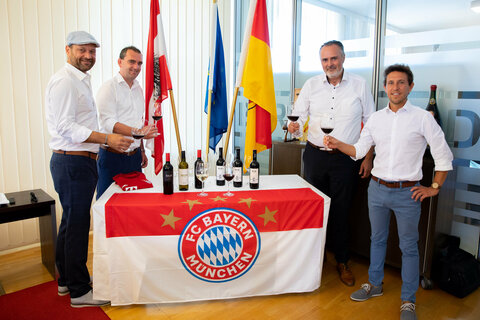 Anstoßen auf die erfolgreiche Kooperation zwischen den burgenländischen Winzern Markus Kirnbauer und Christoph Salzl mit dem FC Bayern München. V.l.: Markus Kirnbauer, Weintourismus-Obmann Herbert Oschep, LH Hans Peter Doskozil, Christoph Salzl