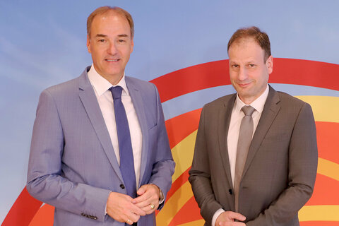 Landesrat Dr. Leonhard Schneemann und Mag. Rudolf Halbauer, Bakk (Servicestelle für Menschen mit Behinderungen), präsentierten die neuen Beratungen auf den Bezirkshauptmannschaften im Burgenland.