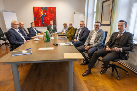 Gemeindereferent Landesrat Dr. Leonhard Schneemann mit GVV-Präsident Bgm. Erich Trummer, Gemeindebund-Präsident Leo Radakovics, Städtebund-Präsidentin LAbg. Bgm. Elisabeth Böhm und LAbg. Bgm. Mag. Thomas Steiner als Städtebund-Vize.