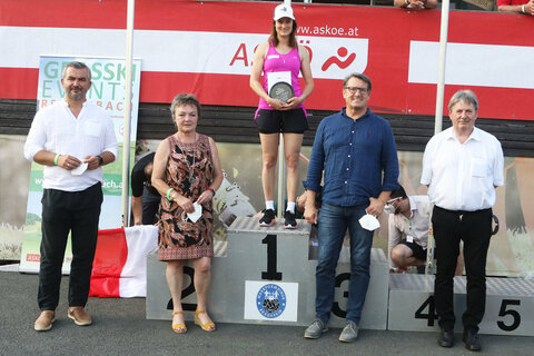 Landesrat Heinrich Dorner, Bürgermeisterin Renate Habetler, Sportlerin Kristin Posch, ASKÖ-Burgenland-Präsident Alfred Kollar und Vizebürgermeister Wilhelm Böhm (v.l.).
