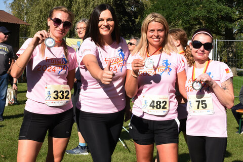 LH-Stv.in Mag.a Astrid Eisenkopf mit den drei Bestplatzierten des 4,4-Kilometer-Straßenlaufs, der Erstplatzierten Andrea Koza, der Zweitplatzierten Marlene Hamedl und der Drittplatzierten Pamela Schlaffer.