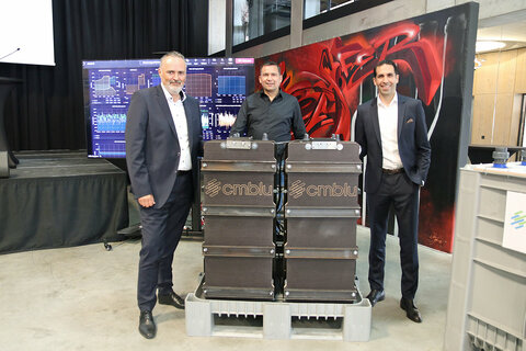 LH Hans Peter Doskozil mit BE-CEO Stephan Sharma (re.) und Dr. Peter Geigle (m.), Gründer und CEO der CMBlu Energy AG vor einem CMBlu Speicher.