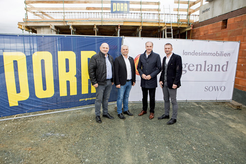 Landesrat Dr. Leonhard Schneemann (2.v.r.) mit Bürgermeister Christian Pinzker (2.v.l.) sowie Norbert Benedek (l.) von SOWO - So wohnt Burgenland GmbH) und dem Technischen Niederlassungsleiter für das Burgenland von PORR, Klaus Tremmel (r.) bei der Feier in Unterkohlstätten.