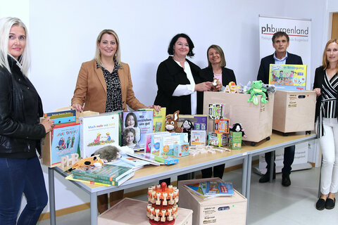 Freuen sich über neue Materialien für die Sprachbildung. V.l.: Tamara Falb, LRin Daniela Winkler, Kindergarteninspektorin Gerda Konrath, PH-Rektorin Sabine Weisz, HS-Prof. Mag. Dr. Klaus Novak, PH Burgenland, Institut für Fortbildung und Beratung, Sabine Lendway.