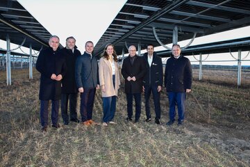 Besuchten den größten Agri-Photovoltaik-Parks Europas in Wallern/Tadten (v.l.): Boschafter der Bundesrepublik Deutschland in Wien, s.E. Vito Cecere, Wirtschaftskammer Burgenland Direktor Harald Schermann, Regierungskoordinator LAbg. Robert Hergovich, Landeshauptmann-Stellvertreterin Anja Haider-Wallner, Hamburgs Bürgermeister Dr. Peter Tschentscher, CEO Burgenland Energie Dr. Stephan Sharma und Robert Pfarrwaller, Hamburg Ambassador in Österreich