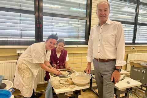 Wirtschaftslandesrat Dr. Leonhard Schneemann besuchte die Ceramico GmbH in Stoob, wo der neue Ceramico Campus entsteht.