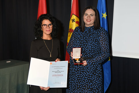 Oberschulrätin Dipl. Päd. Rafaela Strauß (Mattersburg) wurde das Silberne Ehrenzeichen überreicht