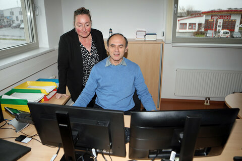 Seit 1. Februar werden alle Anonymverfügungen und Verkehrsstrafen im Burgenland durch die BH Güssing (Servicecenter Verkehrsstrafen) abgewickelt. Am Foto: Bezirkshauptfrau Mag.a Dr.in Nicole Christine Wild, MBA und Referatsleiter OAR Gerhard Fabics (Servicecenter Verkehrsstrafen)