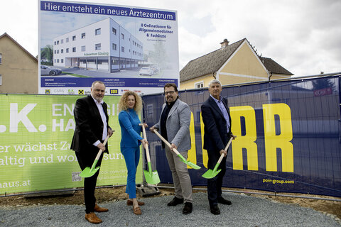 Landeshauptmann Mag. Hans Peter Doskozil mit den Bauherren Rita und Anton Weinhofer sowie Bürgermeister Vinzenz Knor.