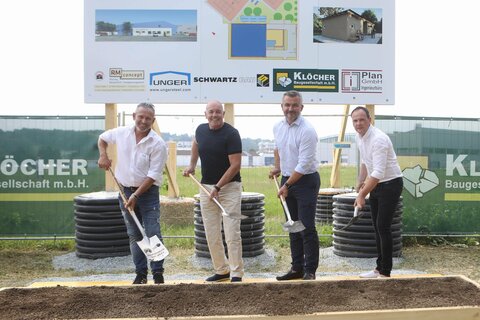 Landesrat Mag. Heinrich Dorner (2.v.r.) mit Bürgermeister, 2. Landtagspräsident, Landtagsabgeordneter Georg Rosner und den beiden Obmännern Ing. Peter Hammerl (l., UTC Oberwart, Tennis) und Christian Resch (r., ESV Oberwart, Eis- & Stocksport).