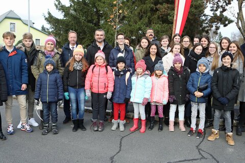 Landeshauptmann-Stellvertreter Johann Tschürtz und Landesrat Heinrich Dorner sowie Obmann Christian Klippl (hinten) mit Schülerinnen und Schülern des BRG Oberpullendorf sowie der Roma-Jugend aus dem Burgenland, die bei der Veranstaltung mitwirkten.