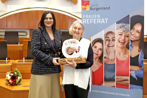 Landeshauptmann-Stellvertreterin Mag.a Astrid Eisenkopf (links im Bild) mit der Rosa Jochmann-Preisträgerin 2022, Jutta Zagler