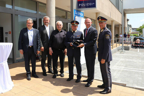 Bürgermeister Gerhard Petschowitsch, BA, MSc, Landesrat Mag. Heinrich Dorner, Michael Leier, Postenkommandant, Kontrollinspektor Georg Schedl, Bundesminister für Inneres, Mag. Gerhard Karner und Landespolizeiinspektor Mag. Martin Huber bei der offiziellen Schlüsselübergabe zur neuen Polizeiinspektion.