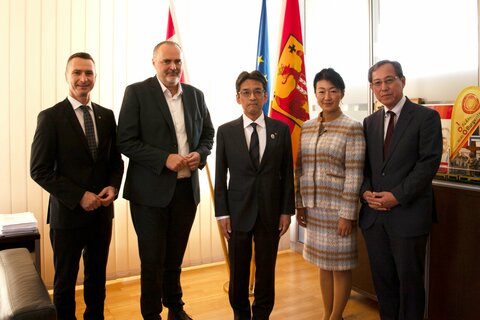 Landtagspräsident Robert Hergovich, Landeshauptmann Mag. Hans Peter Doskozil, Koji Ejima, Vizegouverneur Präfektur Shiga, Chiyo Komai, Mitglied der Präfekturversammlung Shiga und Ryuta Mizuuchi, Botschafter von Japan in Österreich.