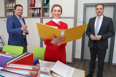 Arbeitsmarktlandesrat Leonhard Schneemann mit DI (FH) Wolfgang Koller, Bürgermeister der Gemeinde Kemeten, und Gemeindebedienstete Anita Hofstädter
