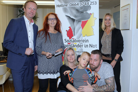 Landeshauptmann-Stellvertreter Johann Tschürtz überreichten eine Spende des Vereins „Burgenländer in Not“ an Silvana und Michael Stepanek mit deren Sohn Lenny.