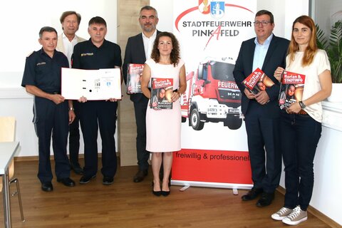 Polizeikommandant Bernhard Bieler, Bürgermeister Kurtz Maczek, Feuerwehrkommandant Kurt Tripamer, Landesrat Heinrich Dorner, Amtsleiterin Lena Sinz, Claus Paar und Vizebürgermeisterin Carina Laschober-Luif.