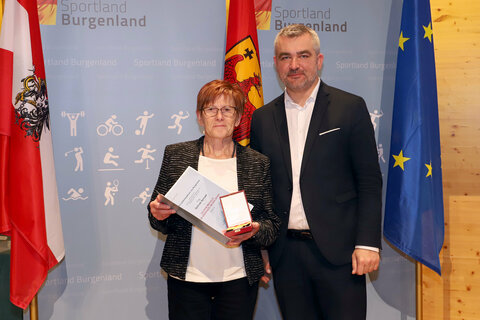 Landesrat Heinrich Dorner und Gertrude Sprinzel; ASKÖ-Frauenturnen Pöttsching (Landessportehrenzeichen in Gold, Kategorie: FunktionärInnen)