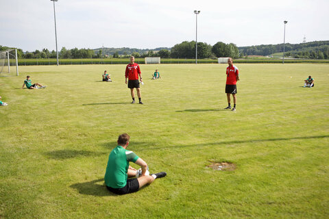 Landesrat Christian Illedits mit dem Sportlichen Leiter der Akademie, Manuel Takacs, sowie Individual-Trainer Klaus Guger und den Jugendlichen der Akademie Burgenland am Trainingsplatz in Oberwart.