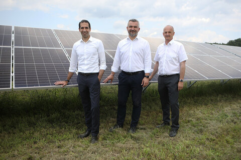 Landesrat Mag. Heinrich Dorner (Mitte), Burgenland Energie-Vorstandsvorsitzender Mag. Dr. Stephan Sharma (l.) und Bürgermeister Helmut Kopetzki (Großgemeinde Tobaj) am Standort der neuen Photovoltaikanlage im Ortsteil Punitz (v.l.).