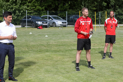 Landesrat Christian Illedits mit dem Sportlichen Leiter der Akademie, Manuel Takacs, sowie Individual-Trainer Klaus Guger und den Jugendlichen der Akademie Burgenland am Trainingsplatz in Oberwart.