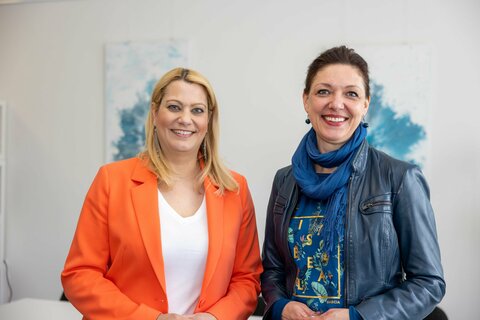 Bildungslandesrätin Mag. (FH) Daniela Winkler bei ihrem Besuch in der Familienberatungsstelle Oberwart im Gespräch mit Geschäftsführerin Mag.a Magdalena Freißmuth.