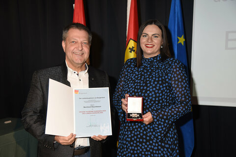 Bernhard Rauchbauer (Eisenstadt) erhielt von Landeshauptmann-Stellvertreterin Astrid Eisenkopf Große Silbernen Ehrenzeichen des Landes Burgenland