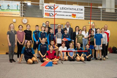 Schülerinnen bei der Neuen Leichtathletikinitiative in der Sportmittelschule in Neusiedl am See