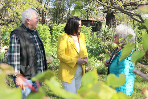 Robert und Maria Friedrichkeit führten LH-Stv.in Mag.a Astrid Eisenkopf durch ihr Gartenparadies in Breitenbrunn, das bei den Naturgartentagen auch für BesucherInnen offenstehen wird.
