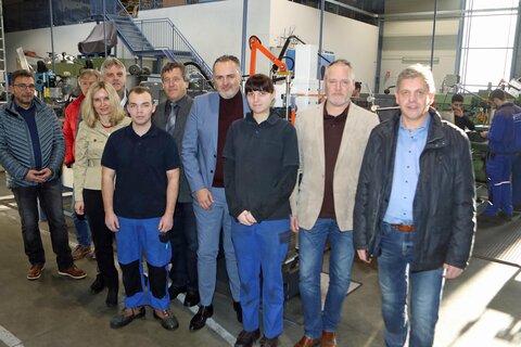 Landeshauptmann Hans Peter Doskozil (7.v.l.) mit Leiter Herbert Preinsperger (6.v.l.), Dietmar Strobl (AMS-Leiter Oberwart) sowie den beiden Jugendvertrauensräte Heinz Niko und Simone Seybold (vorne).