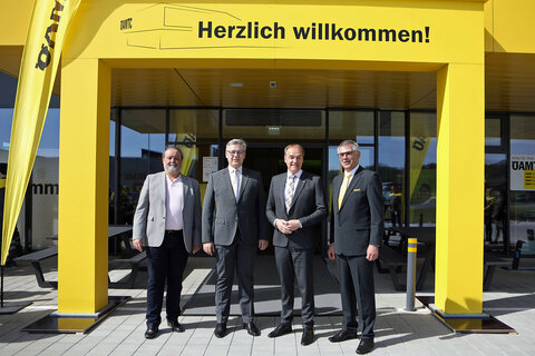 Landesrat Dr. Leonhard Schneemann (2.v.r.) mit Oberwarts Bezirkshauptmann WHR Mag. Peter Bubik, ÖAMTC-Landesdirektor für Wien, Niederösterreich und Burgenland DI Ernst Kloboucnik und Stützpunktleiter Oberwart Walter Kuh (v.l.).