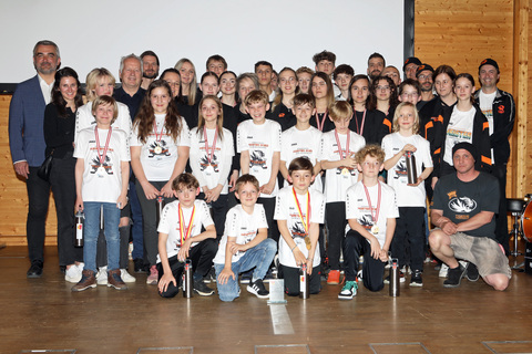 Der Inlineskaterhockey-Verein Tigers Stegersbach räumte zahlreiche Titel, von Herren bis zum Nachwuchs ab. Sportlandesrat Heinrich Dorner (stehend, links) freute sich gemeinsam mit ASVÖ Burgenland-Präsident Mag. Robert Zsifkovits (5.v.l., stehend) über die Erfolge. Ein großer Dank gebührte dabei auch Obmann und Trainer der Tigers, Mag. Andreas Freiberger (6.v.l., stehend).