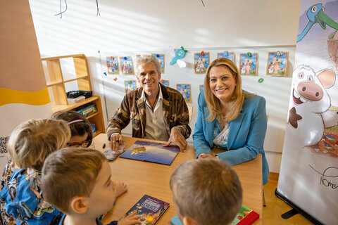 LRin Daniela Winkler mit Kinderbuchautor Thomas Brezina