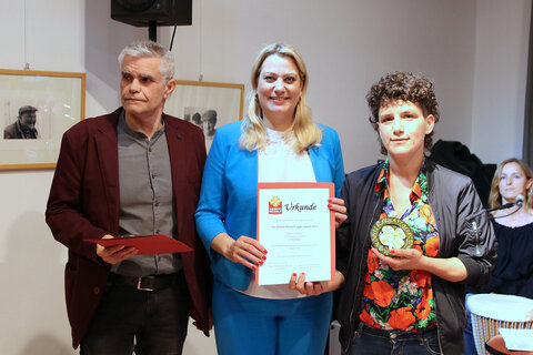 Goldenes Kleeblatt 2022 – Jugendlandesrätin Daniela Winkler und Jugendanwalt Christian Reumann mit der drittplatzierten Preisträgerin, Lisa Bolyos aus Nikitsch