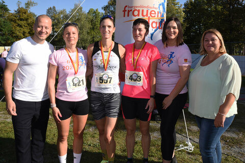LH-Stv.in Mag.a Astrid Eisenkopf mit Nationalratsabgeordnetem Maximilian Köllner, MA, Steinbrunns Bürgermeisterin Isabella Radatz-Grauszer, BEd MSc, und den drei Bestplatzierten des 8,8-Kilometer-Straßenlaufs, der Erstplatzierten Veronika Prükler, der Zweitplatzierten Bettina Wiener und der Drittplatzierten Katrin Kern.