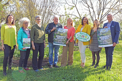 Sabine Kroyer von „Natur im Garten“, Gartenbesitzerin Maria Friedrichkeit, Elisabeth Wuketich von „Natur im Garten“, Gartenbesitzer Robert Friedrichkeit, Volksbildungswerk-Geschäftsführerin und „Natur im Garten Burgenland“-Initiatorin Mag.a Judith Tscheppe, LH-Stv.in Mag.a Astrid Eisenkopf sowie Gemeindevorständin Anja Tröllinger und Bürgermeister Helmut Hareter aus Breitenbrunn.