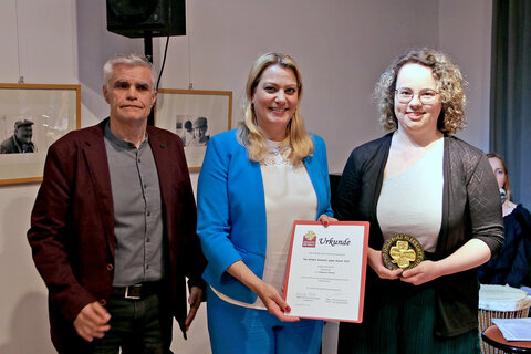 Goldenes Kleeblatt 2022 – Jugendlandesrätin Daniela Winkler und Jugendanwalt Christian Reumann mit der zweiten Preisträgerin, Stephanie Wimmer aus Korneuburg