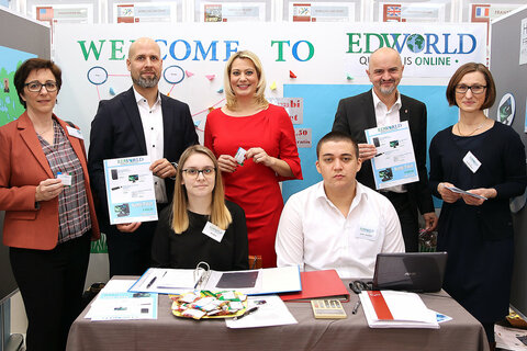 LRin Mag.a Daniela Winkler (Mitte) und Bildungsdirektor Mag. Heinz Zitz (2.v.r.) beim Besuch einer Übungsfirma der HAK & HAS Frauenkirchen: Direktor Mag. Hannes Schmid (2.v.l.), Prof.in Mag.a Monika Kornfels (1.v.l.) und Prof.in Mag.a Renate Knaus (1.v.r.) mit Schülerin und Schüler der HAK & HAS Frauenkirchen