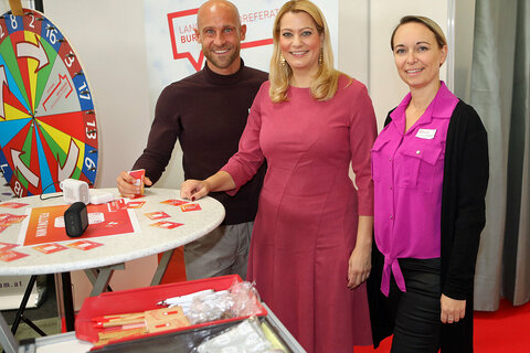 Bildungslandesrätin Mag.a (FH) Daniela Winkler (Mitte) besuchte auch den Stand des Familienreferates (v.l., Ernst Wittman und Olivia Kaiser).