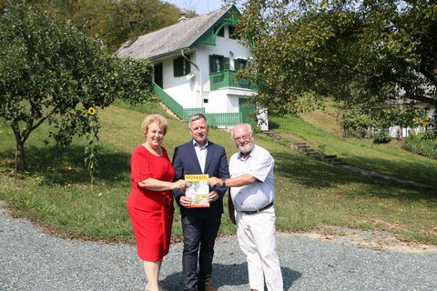 Landtagspräsidentin Verena Dunst, Rainer Karbon und Gerhard Pongracz (v.l.) vor und in einem Kellerstöckl in Moschendorf.