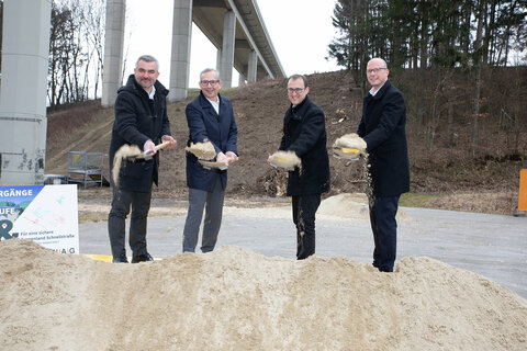 Straßenbaulandesrat Heinrich Dorner nahm mit den beiden Geschäftsführern der ASFINAG Bau Management GmbH Alexander Walcher (2. v. l.) und Andreas Fromm (rechts) sowie Sieggrabens Bürgermeister Andreas Gradwohl (2. v. r.) den Spatenstich vor