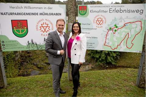 Landeshauptmann-Stellvertreterin Mag.a Astrid Eisenkopf mit Mühlgrabens Bürgermeister und Naturpark-Obmann Fabio Halb.