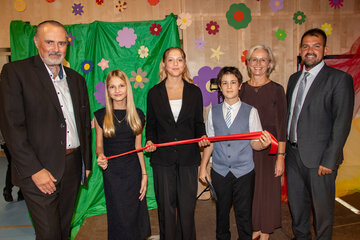 Landeshauptmann Hans Peter Doskozil, Direktorin Petra Beck, BEd., und Bürgermeister LAbg. Kilian Brandstätter mit Isabel, Luna und Jakob, die als Moderationsteam durch die Eröffnung der Mittelschule Gols führten.