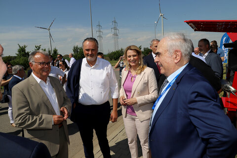 Firmengründer KommR Michael Leier im Gespräch mit Landeshauptmann Hans Peter Doskozil, Landesrätin Daniela Winkler und Landeshauptmann a.D. Hans Niessl