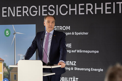 Landesrat Dr. Leonhard Schneemann bei der Pressekonferenz zum Thema Gemeindepaket Energiesicherheit.